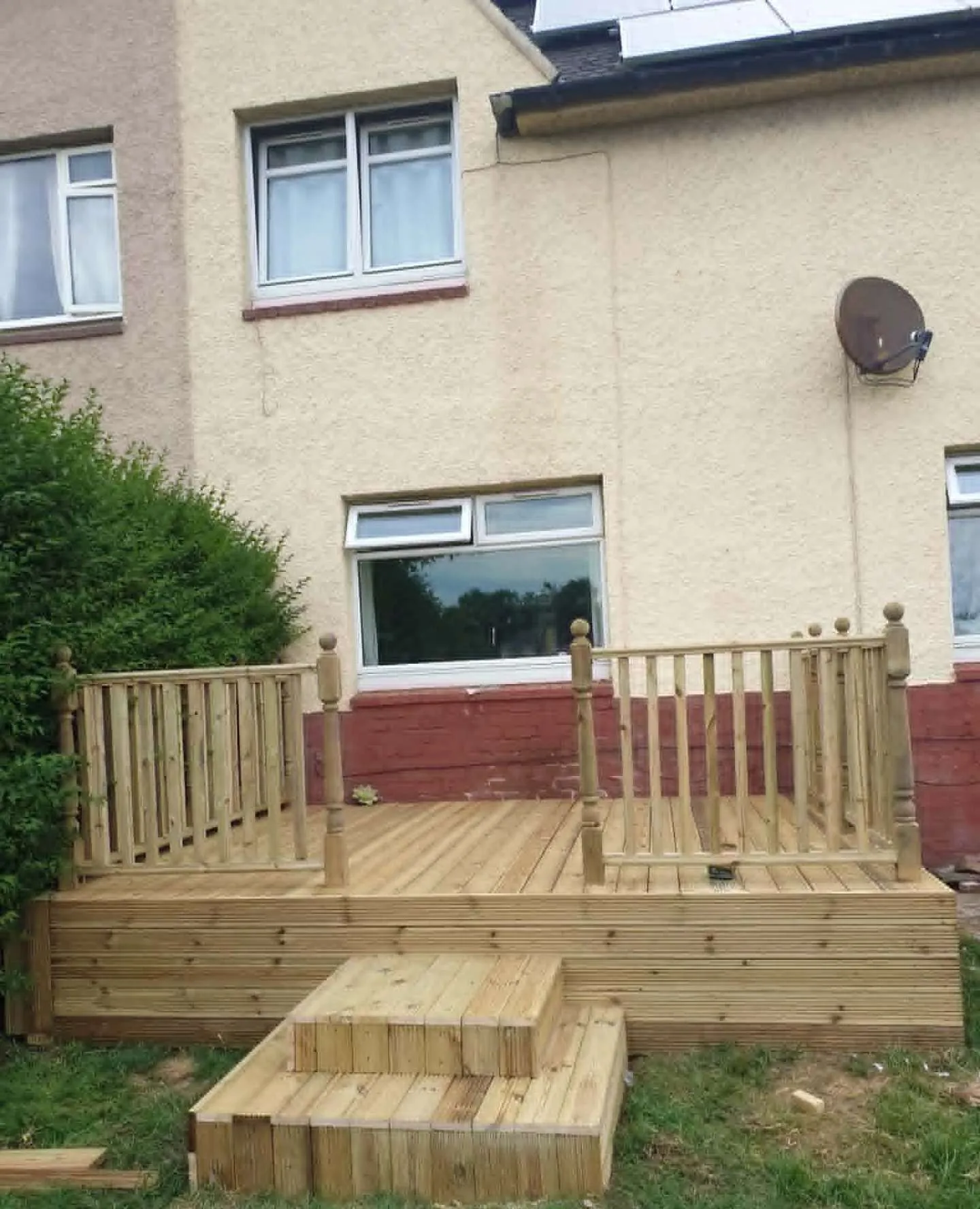 Newly built garden decking with balustrade and step in an Edinburgh back garden